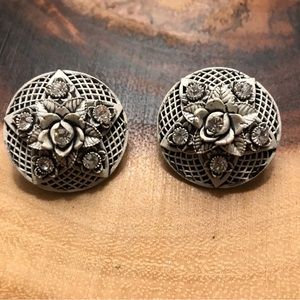 Vintage ✨ Round dusty while clip on earrings